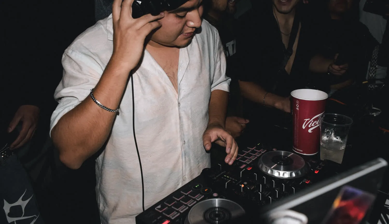 DKR mezclando en una fiesta en Tequixquiac con equipo de Producciones Búnker
