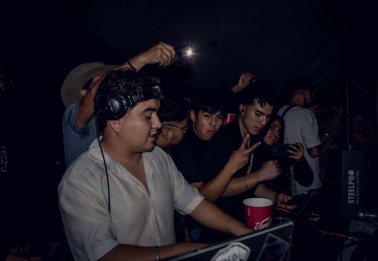 DJ Draks en cabina durante un evento privado